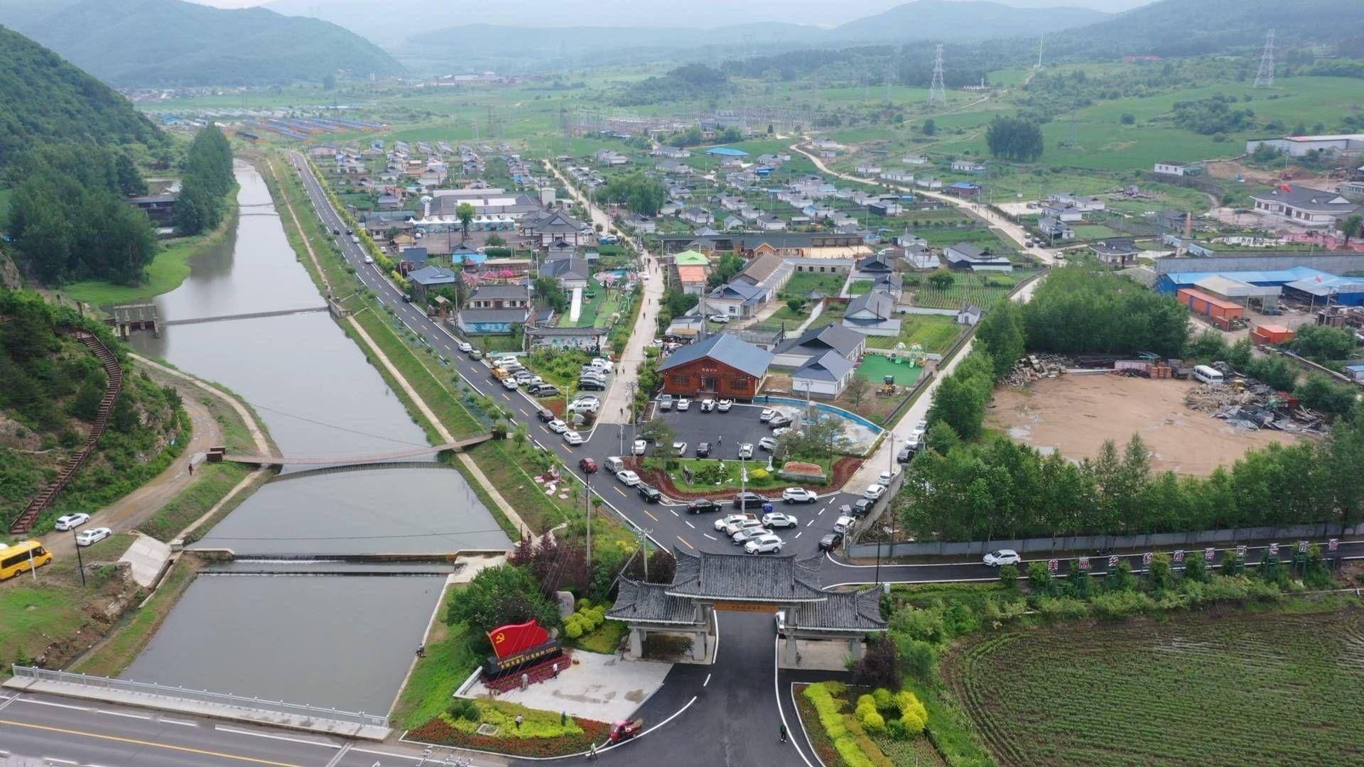 古色古香的院牆,花團錦簇的街路……石峴鎮水南村作為國家級重點村