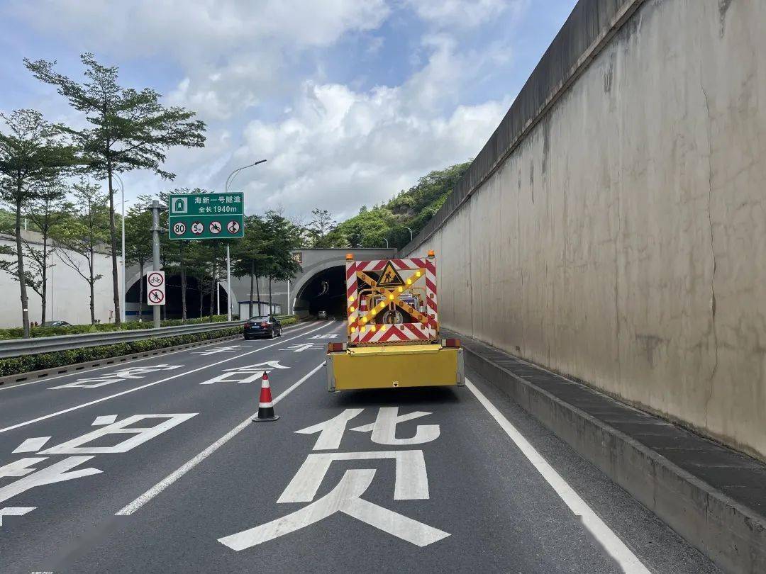 同時保潔人員帶著除汙劑清潔刷對隧道壁及隧道檢修道路面,路沿帶,標誌