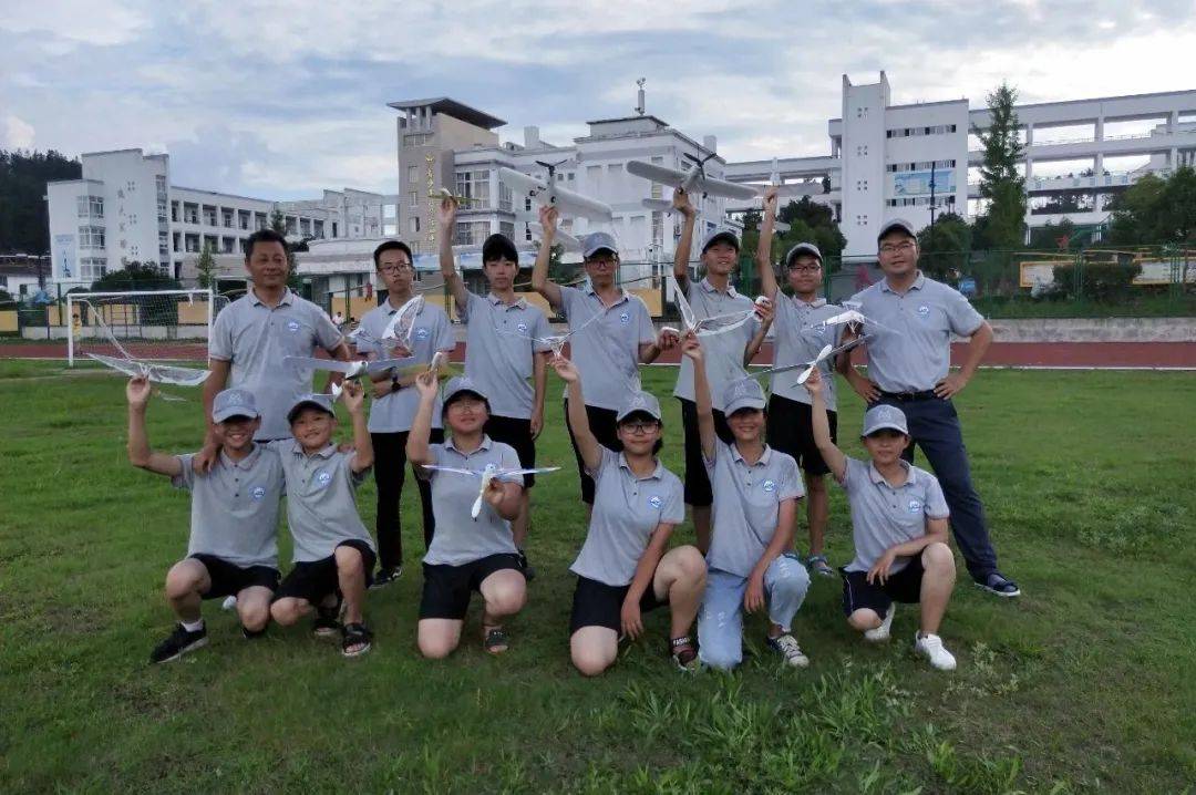 在祁门二中科技活动室里,记者见到了正在指导航模队队员们调整航模的