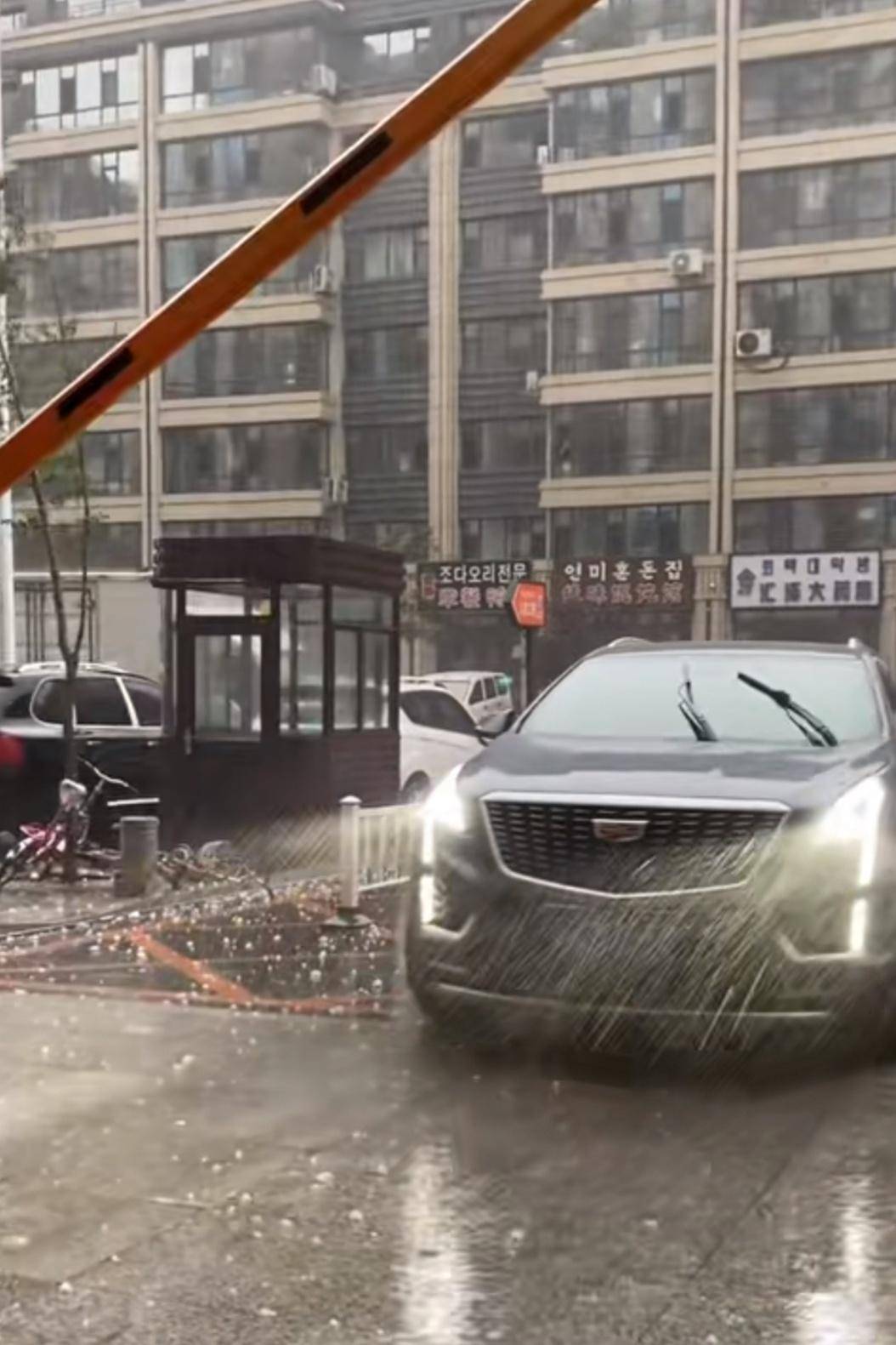 物业抬杆让外面车辆进地库躲冰雹,业主:平时车库不对外开放,感觉非常