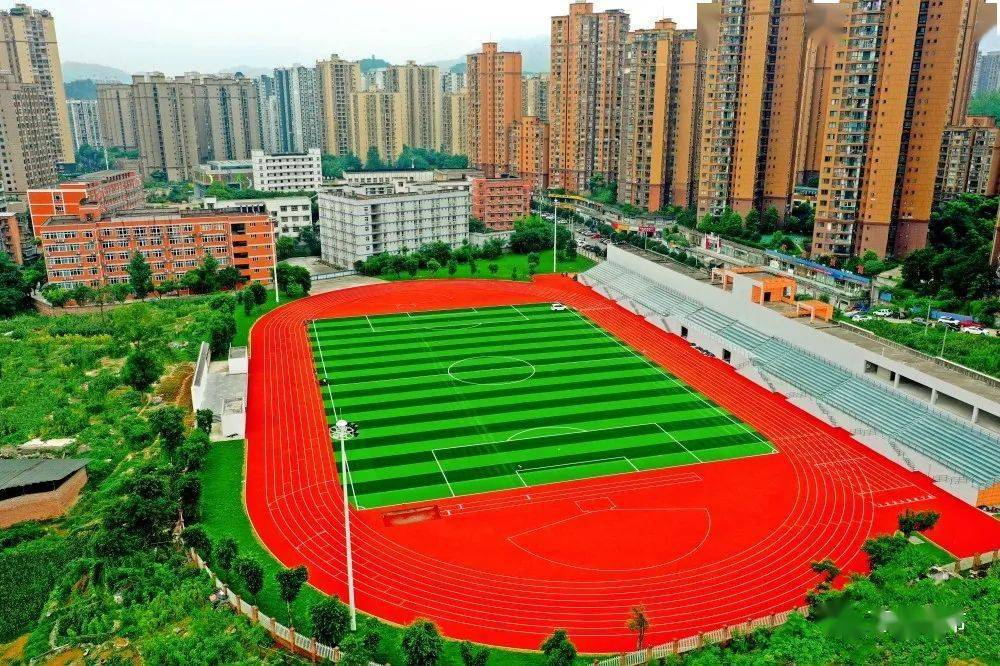 送上几张美图,该校的标准田径运动场已基本完工,记者在104中学看到