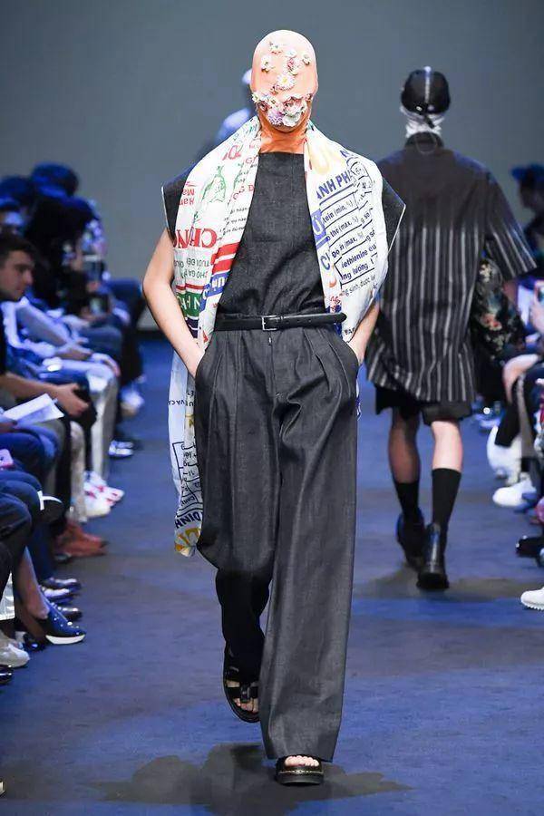 改变成衣制造顺序,反穿上衣,甚至将衣服未完成的细节暴露无遗