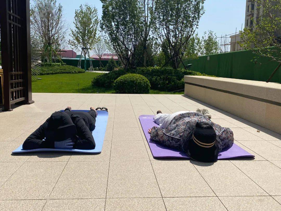 【周五养生小课堂】晒背养生,补阳驱寒,小悦教你如何正确晒太阳!