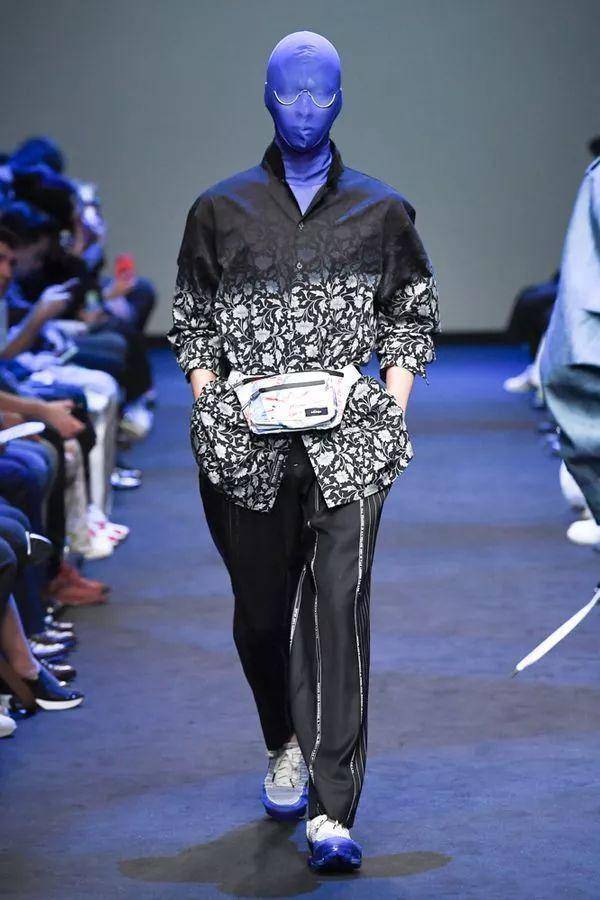 改变成衣制造顺序,反穿上衣,甚至将衣服未完成的细节暴露无遗