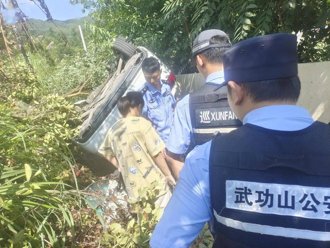 萍乡武功山:车辆翻车遇险情 民警紧急救助脱困_救援