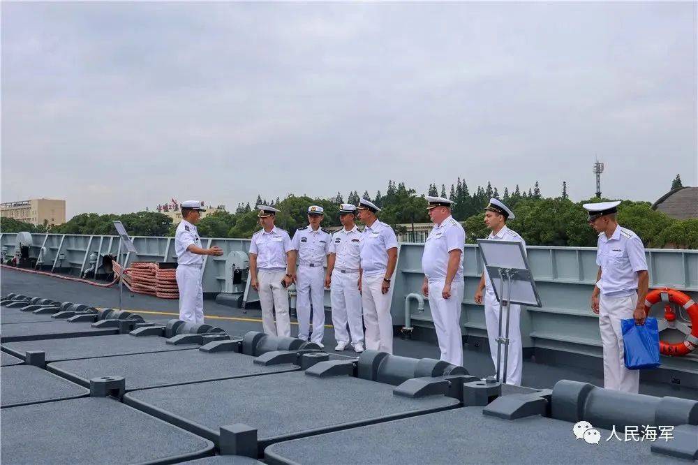 中俄海军官兵互相参观军舰
