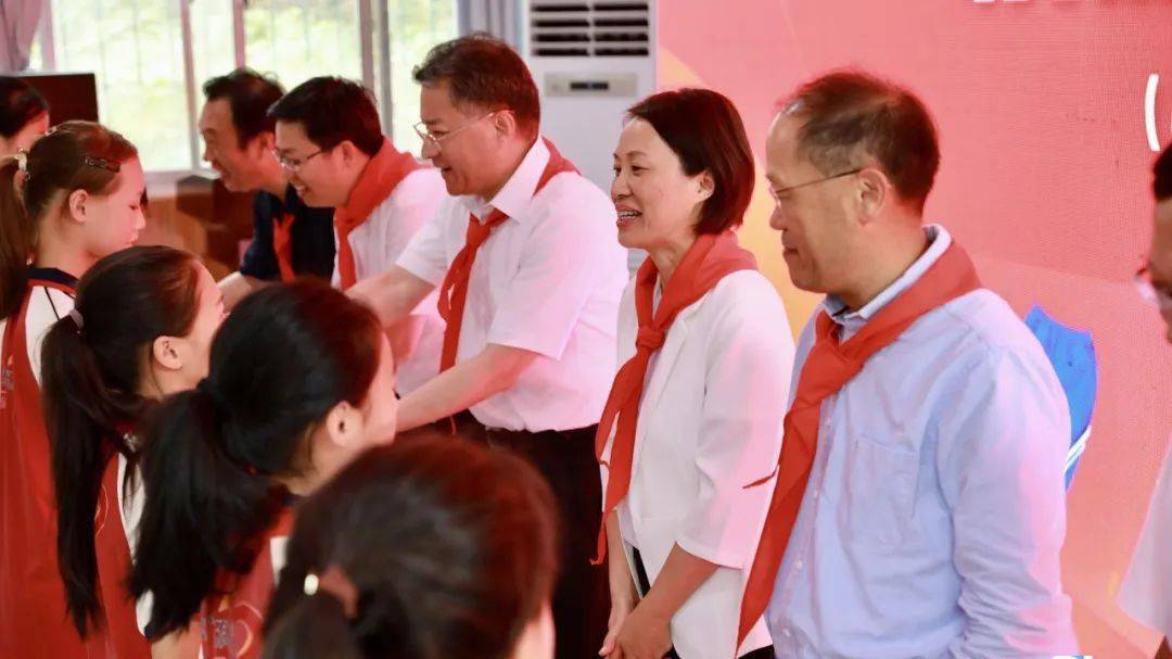 中国石化乡村振兴办公室管理部经理严超与雷山县副县长杨亚群签订