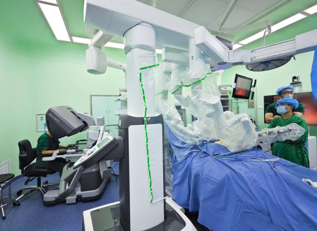例机器人辅助下的微创冠脉搭桥术,这也是云南省首次成功开展这个手术