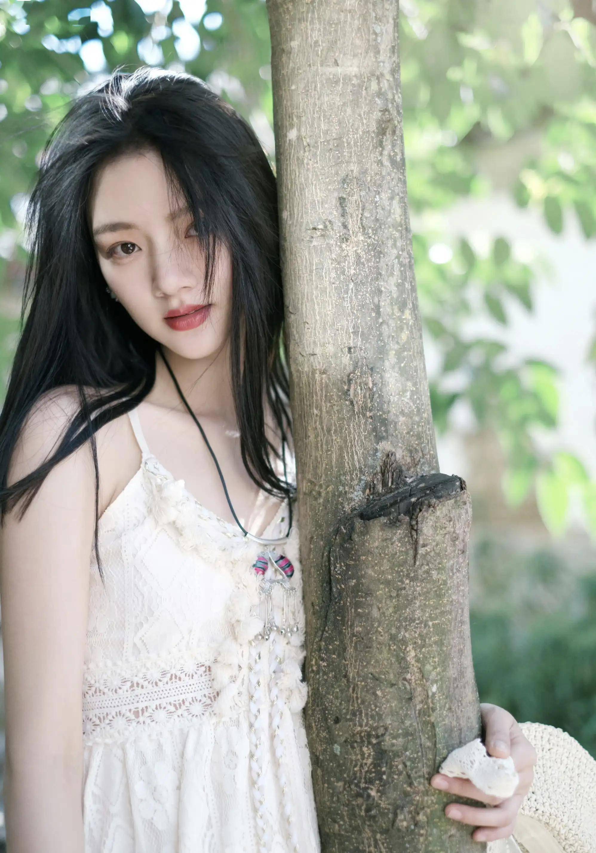 女星任敏时尚造型:清新靓丽,眉清目秀