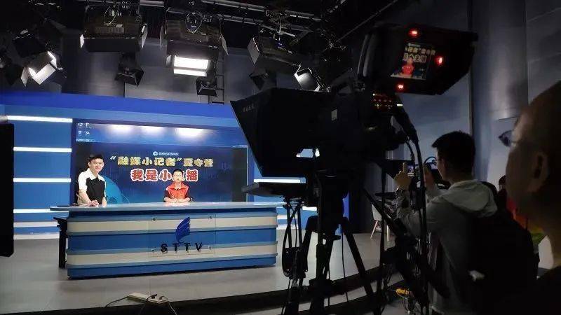 坐上新闻演播厅的主持台,大家一个个有模有样的,在主持人廖奕凯哥哥的