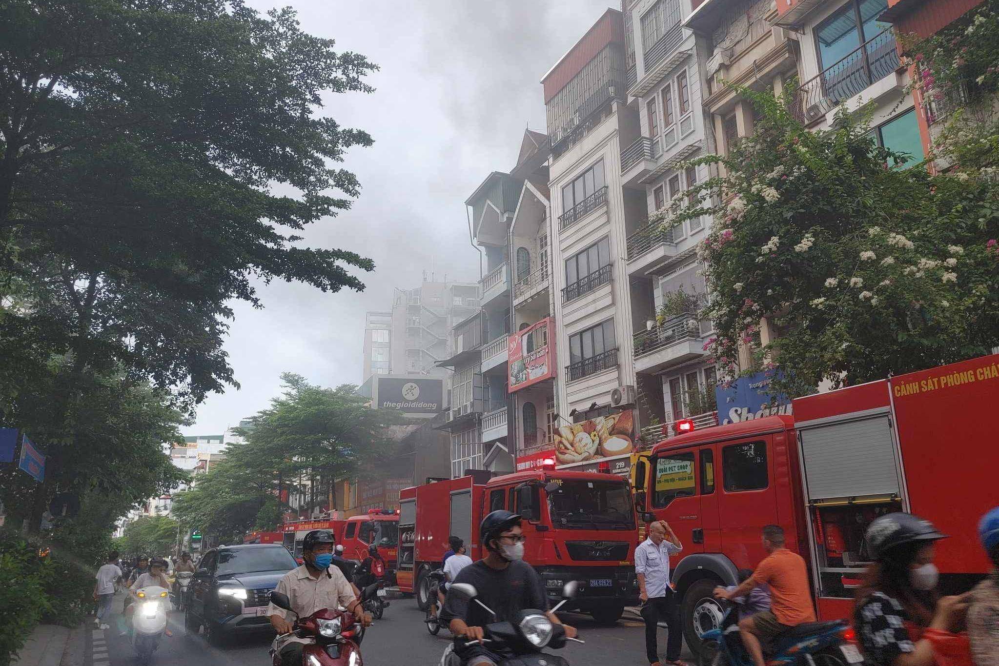 越南河内一栋六层建筑发生火灾 致3人死亡_消防车_大火_小时