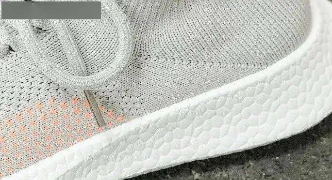 这款是今年的新款,鞋底采用tpu"爆米花",鞋面采用冰丝贾卡材质,比普通