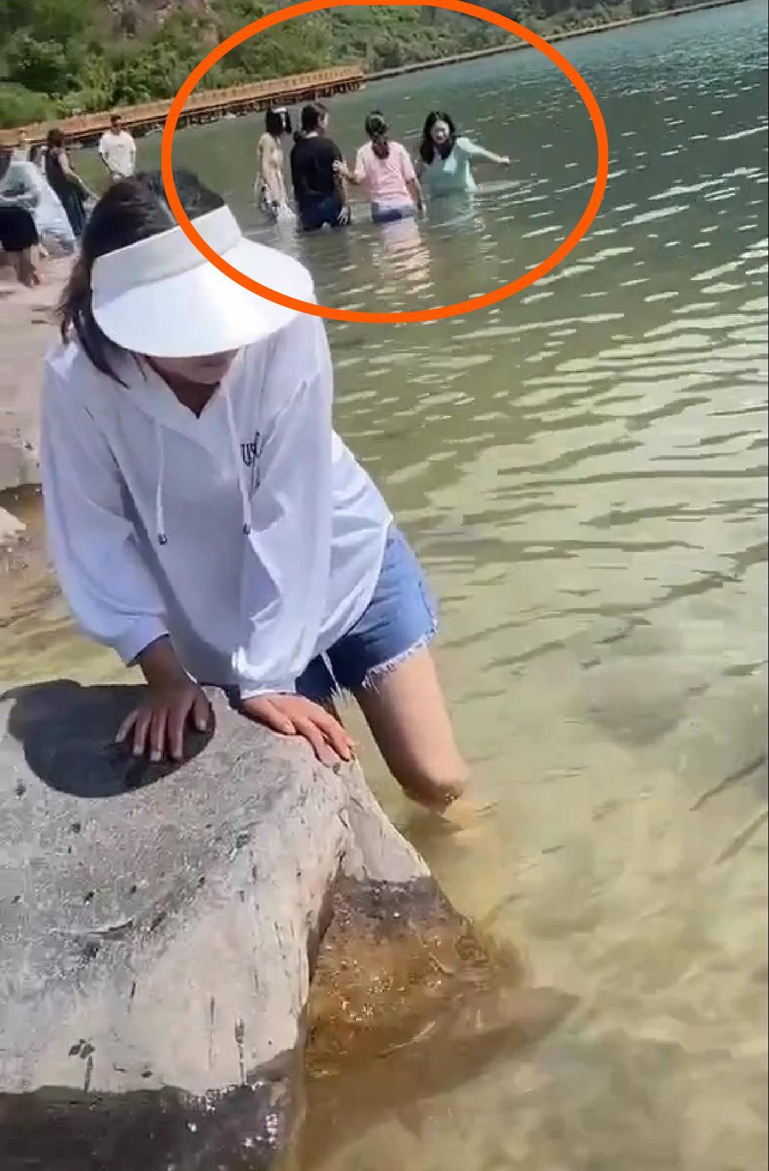 4名女孩在西昌邛海落水1人溺亡3人获救 救人者:很遗憾没能全部救起