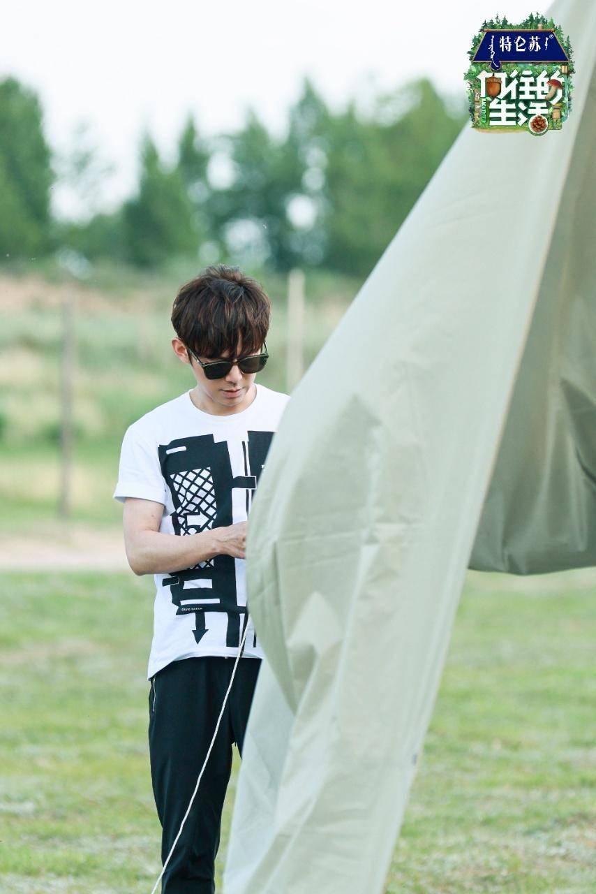 《向往的生活》"在路上",和凤凰传奇踏上乌兰布和之旅_黄磊_何炅_曾毅