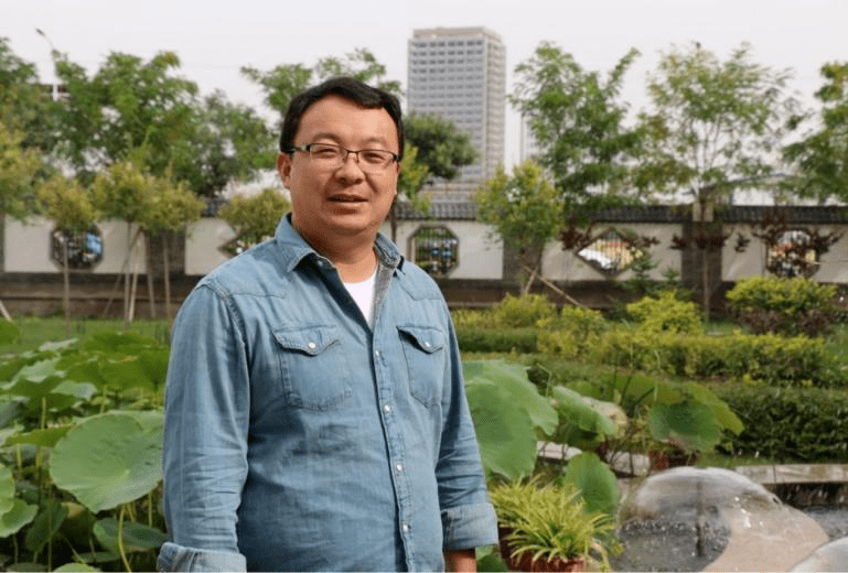 侯炜,中学化学教师.