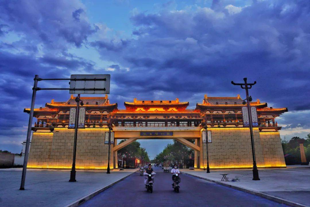 云蔚霞蒸迤逦色,游人如织影晴空.梨花锦簇芳馨玉,似雪盈天舞北风.