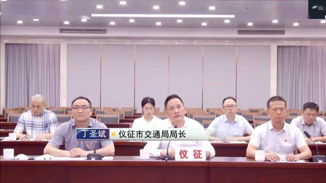 仪征市交通局局长 丁圣斌:"桥头跳车"属于公路工程质量的通病,主要