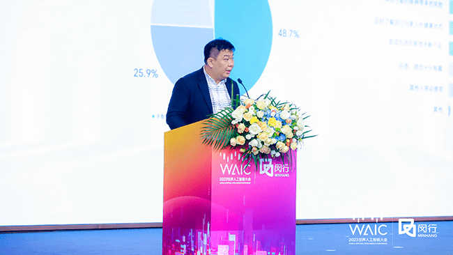 据邓斌介绍,荣耀通过"感知"-"计算"-"服务"为消费者提供运动健康方面