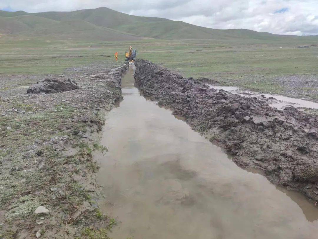 工作动态 | 曲麻莱公路段紧急处置导流坝水毁安全隐患