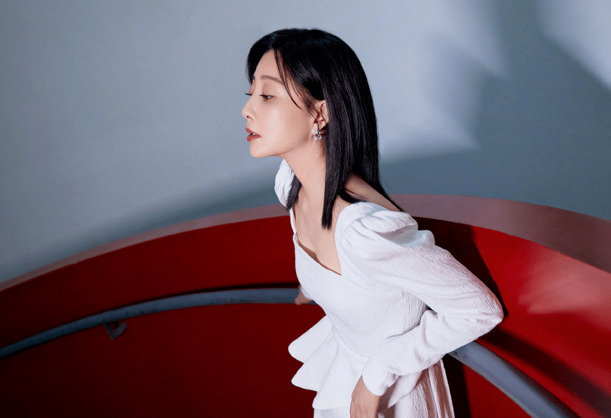 前段时间她在社交网站上晒出了一张泳装照,引得网友们惊叹连连,说:这