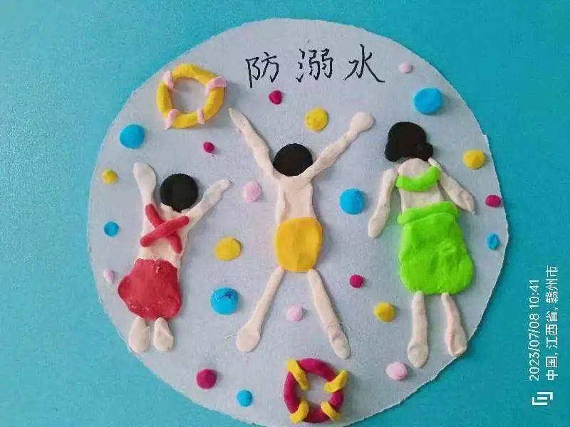 妈妈辅导孩子们完成周末作业,强调防溺水六不准,并完成防溺水手工作品