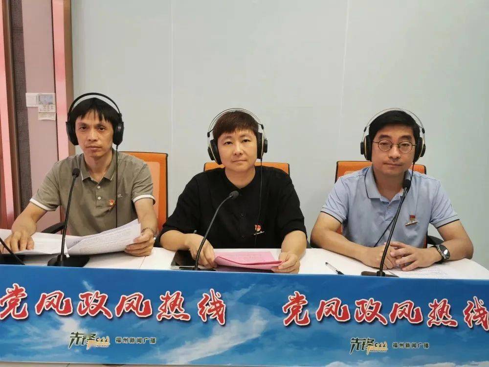 物理竞赛金牌教练陈斌右:福州三中教务处主任万清黎中:福州三中教育