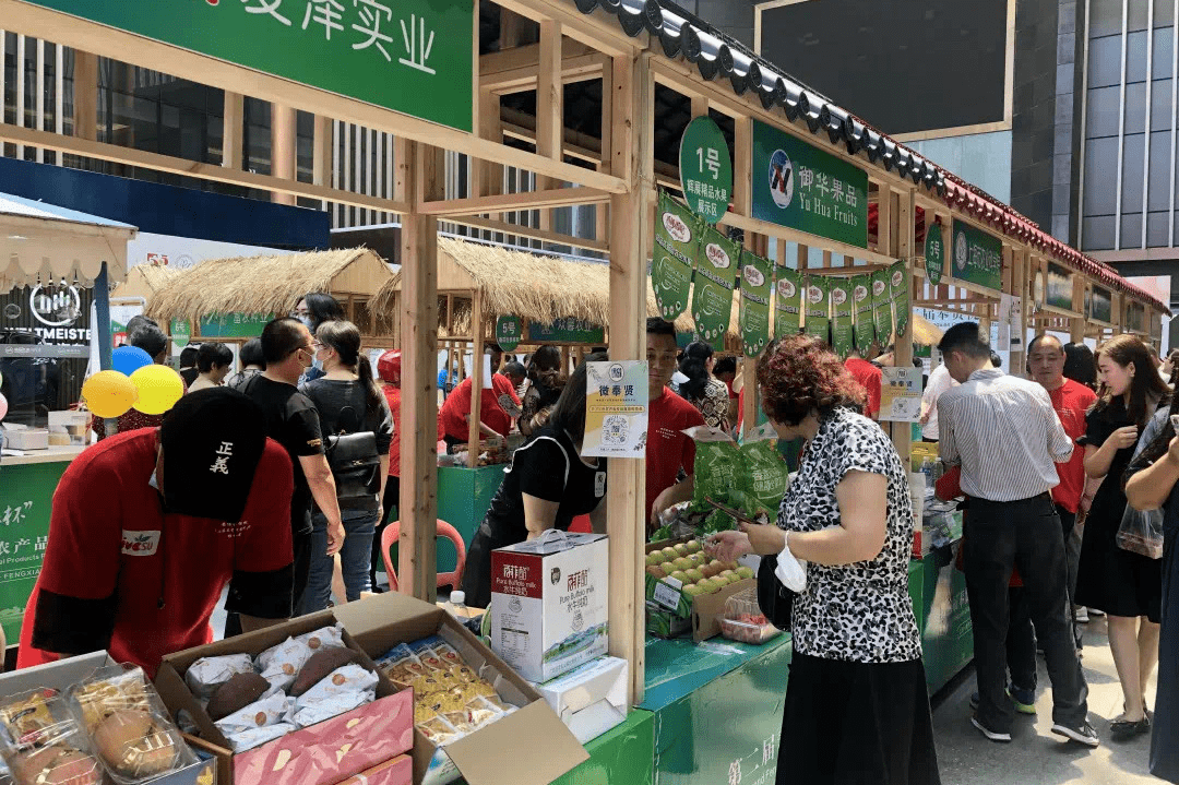 推介会当天,扬州市赵刚风鹅食品有限公司的风鹅,牛肉,扬州祥顺油脂