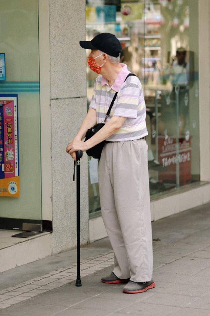 被中国爷爷街拍圈粉了!不穿花衣服,爱穿运动鞋,反而气质减龄