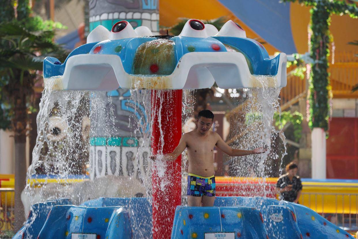 宁夏银川高温持续 水上乐园人气旺_中新社_高清_图片