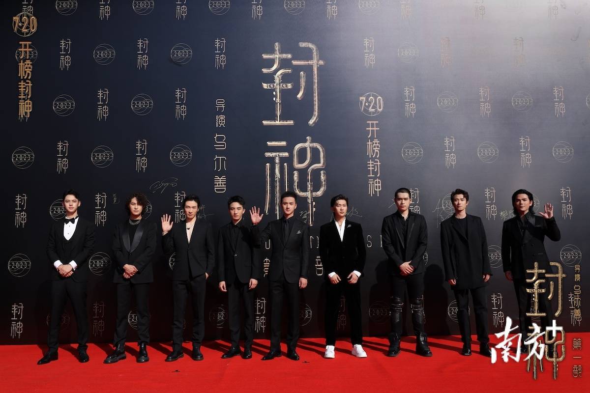 此外,在质子旅中饰演"百夫长"的演员们单敬尧,百力嘎,许翔,刘涵,徐菲