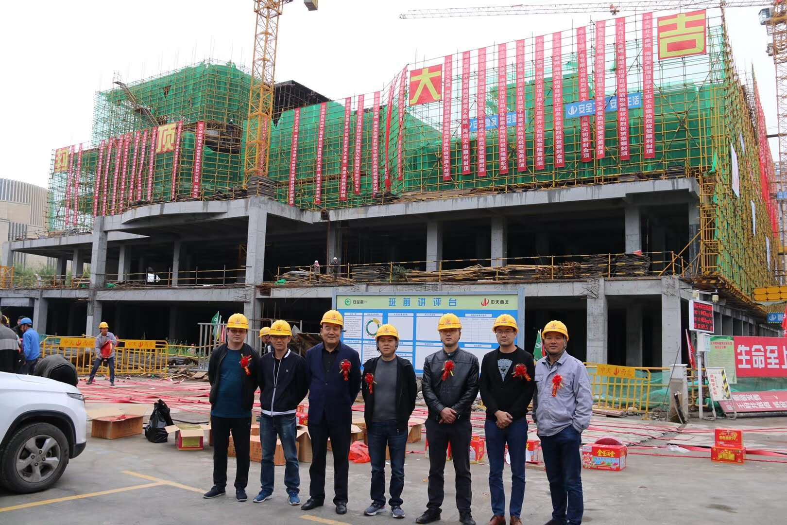 【王府井.大象城】复合产业综合体 王府井·大象城购物中心喜结金顶