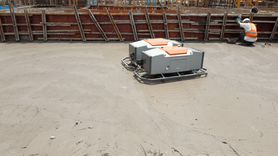 人是应用于混凝土初凝后的抹光施工,对地面进行收光,压实的机器人产品