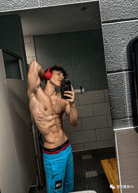 爱自拍的精瘦型男