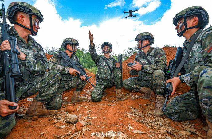 山地追逃,特种侦察,潜伏狙击……一组大图看火热练兵场_图片_微博