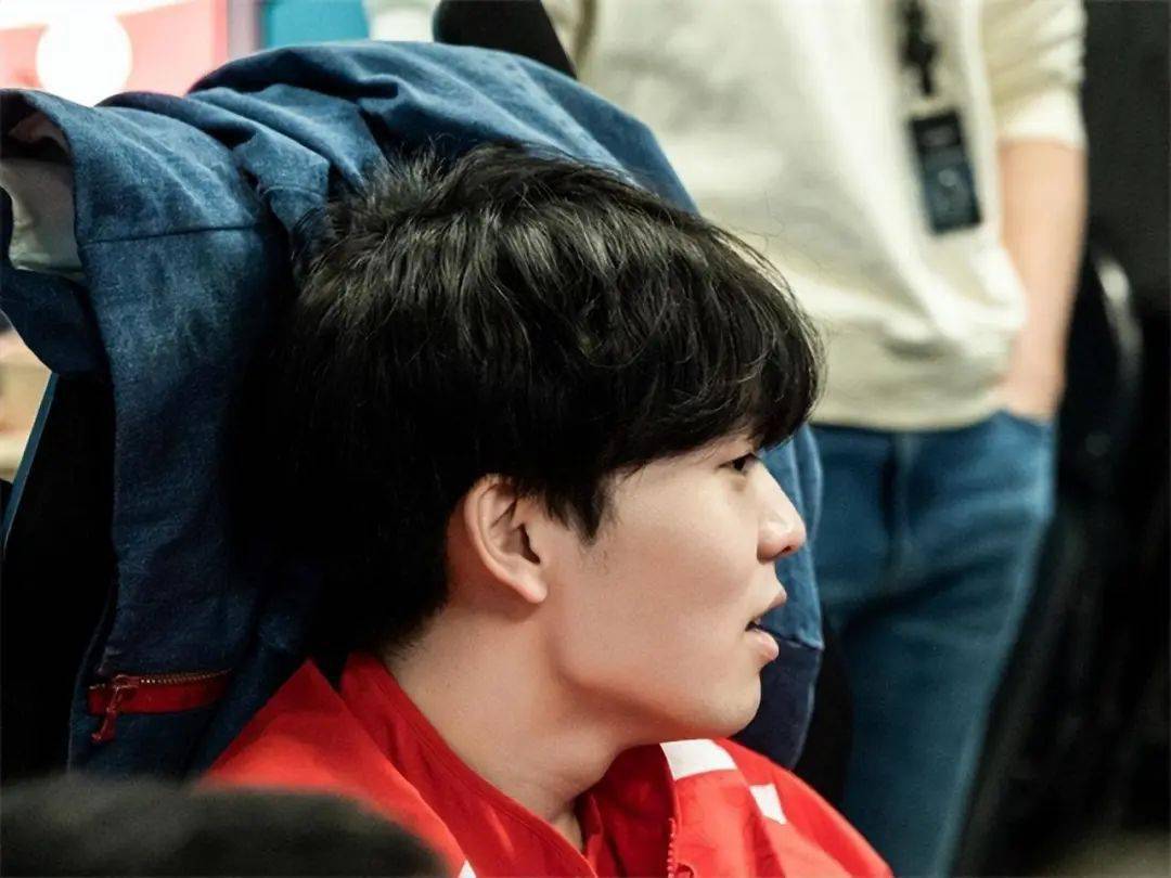 像他;第三个tian其实也比较正常,跟qingtian一样只是稍微正式点的照片