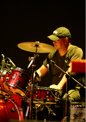 大 松鼓手/打击乐/和声 大松手鼓创始人个人简介2009年加入吴俊德创建