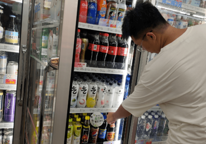 "居民李先生说,老陈醋可乐酸溜溜的,更像酸梅汤,喝起来清凉解暑