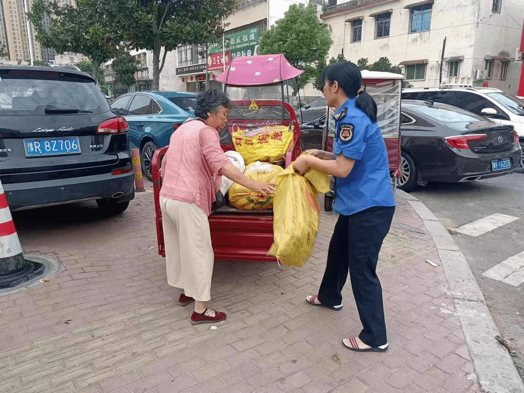 邓州城管:为流动摊点筑巢安家_管理_城市_执法