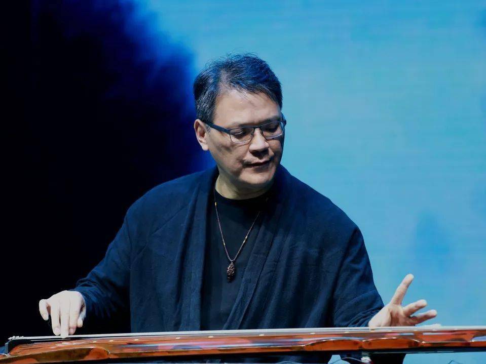 陈 成 渤浙派樵叔,1987年始习琴,先后师从于徐匡华先生和龚一先生.