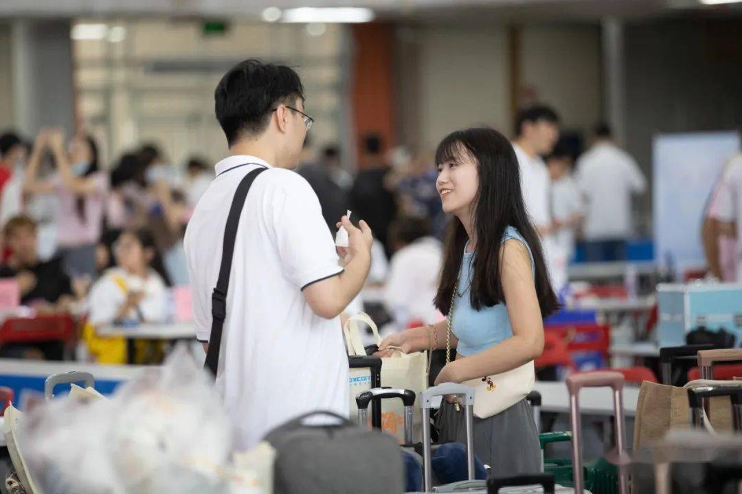 富士康迎來大批小鮮肉和小仙女_深圳_園區_員工