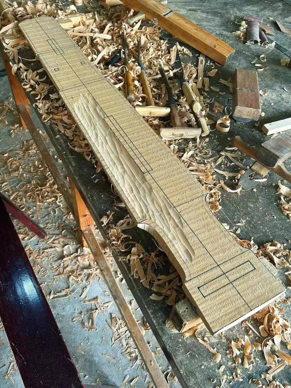 高瑞:从价格上来看,手工古琴的用材价格更高,制作周期更久,工费也不可