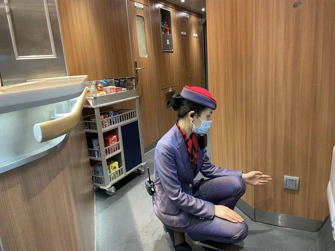 为旅客提供更多方便还有一个充电接口五号车厢餐车吧台对面#02 二等座