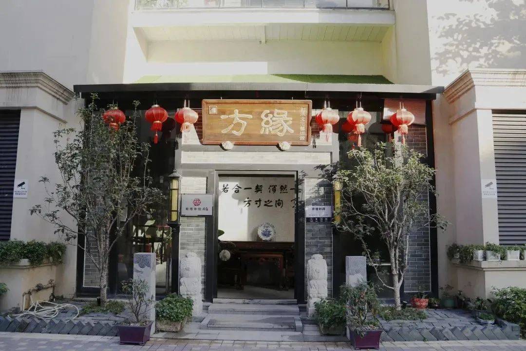 方缘红木文化艺术馆以“寻找木头中的灵魂”为主题分别展示了红木家具史