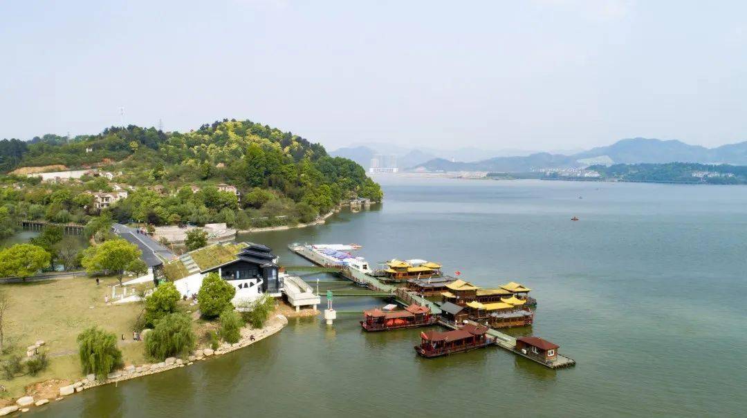 琴山码头位于青山湖西侧,作为青山湖的旅游配套设施,主要用于停靠各类