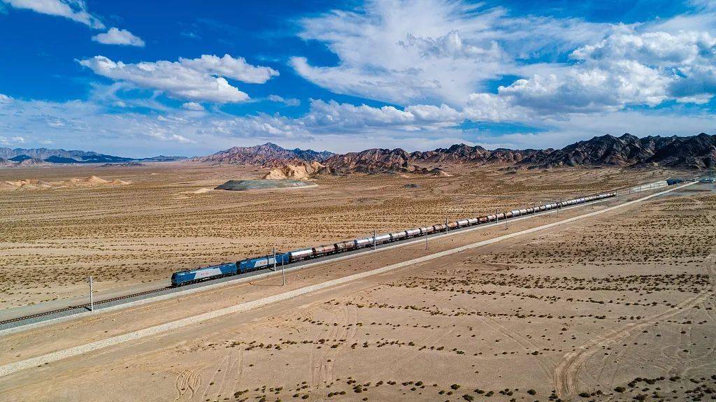 如今,为了满足暑期旅游的需要,马海站—鱼卡站—大柴旦站—饮马峡站.