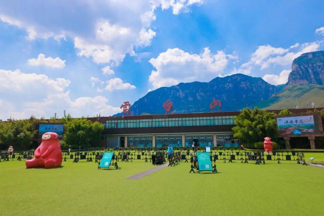 云台山景区在百家岩草坪广场布置清廉主题造型和清廉花池元素,利用