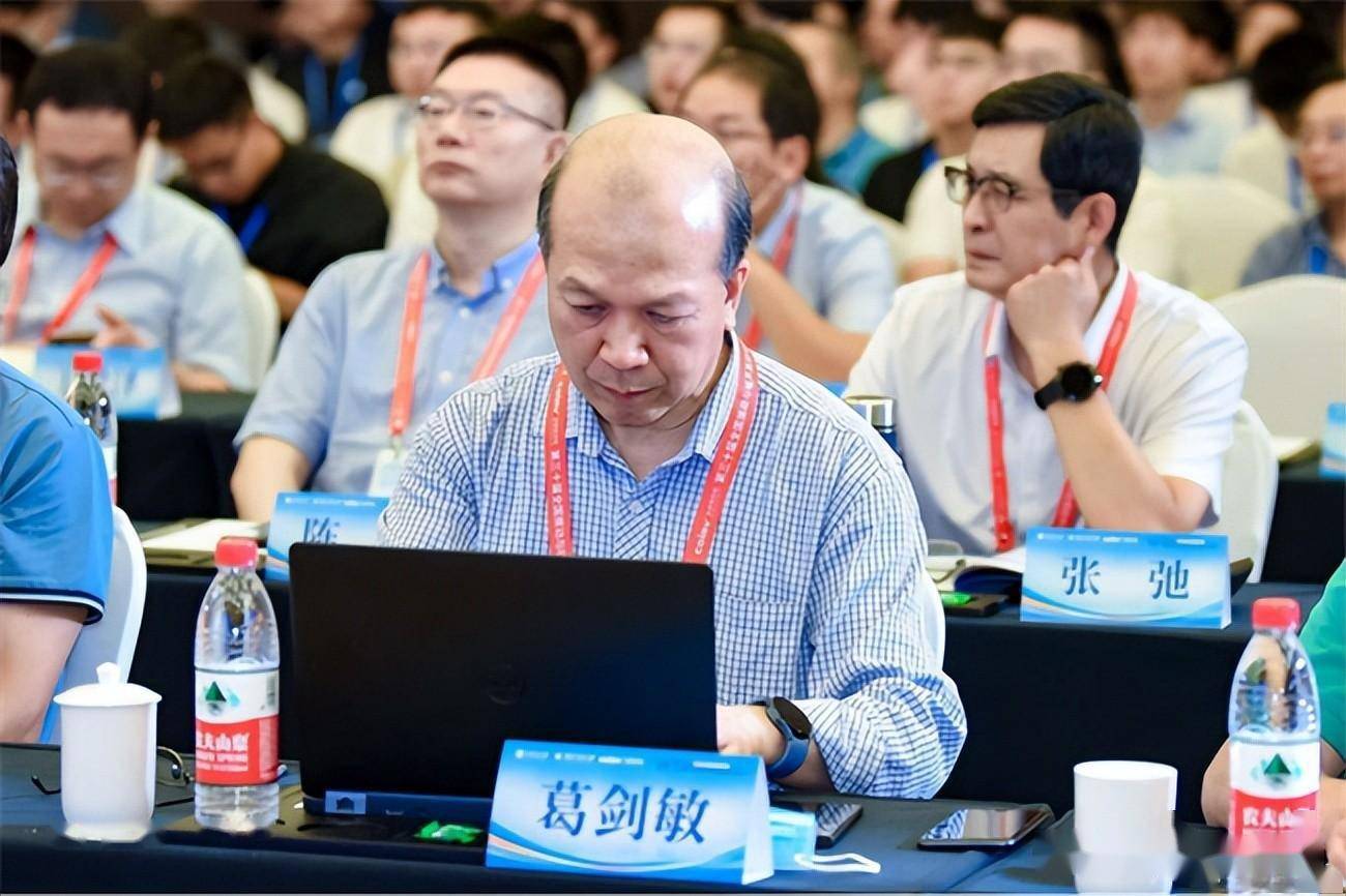 中国飞机强度研究所黄文超研究员,国防科技大学温激鸿研究员和西安