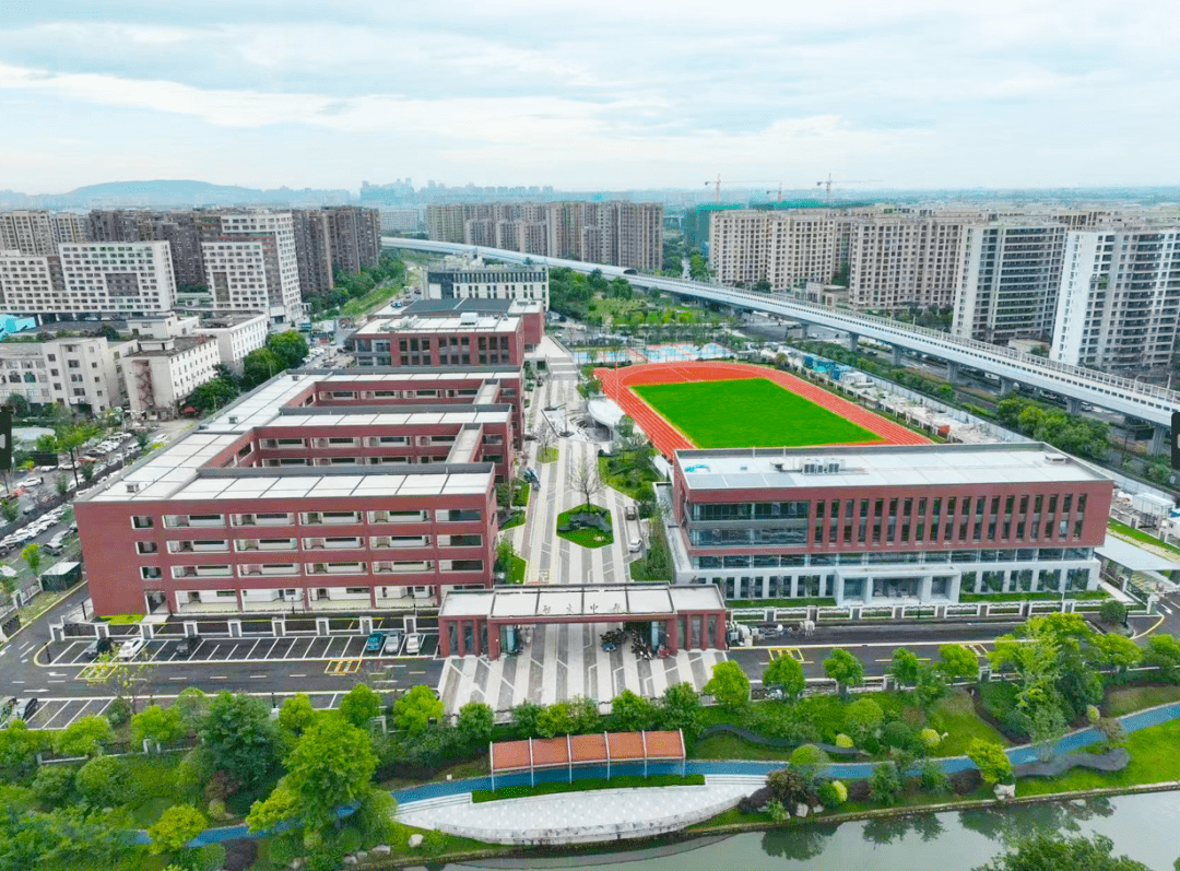 启文中学位于星桥街道南星社区,星灵路以南,星源路以西,打铁港以东.