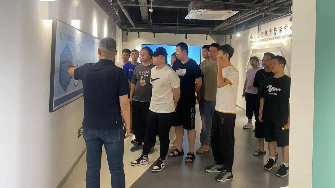 安全培训活动在天滨公寓园区内的安全教育警示中心进行,该培训场所