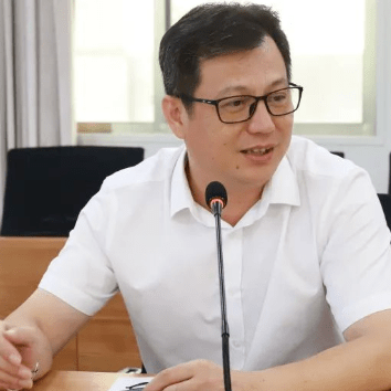 郭建文海港小学校长郭建文汇报学校课程发展项目总体情况,他期待专家